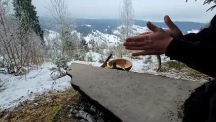 غذای روستایی در لهستان؛ پخت استیک و تخم مرغ روی سنگ داغ در کوه های برفی