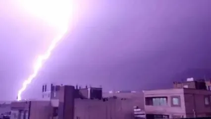 لحظه اصابت صاعقه به زمین در ایلام