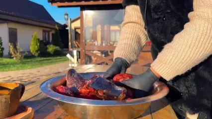 غذای روستایی در اوکراین؛ پخت یک غذای خاص با دنده گاو و آناناس