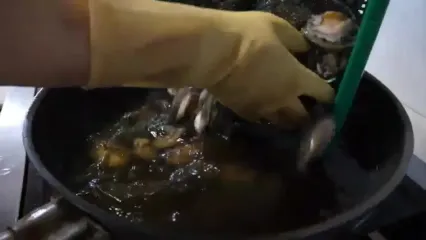 غذای خیابانی در کره؛ پخت غذاهای سنتی و محبوب با صدف در سئول