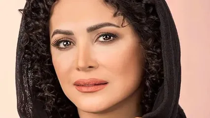 نگاهی به چیدمان عید خانه مدیترانه ای کمند امیرسلیمانی بازیگر سریال اسباب زحمت/ از اتاق خاب سیندرلایی تا پذیرایی دکورکوب با میلمان خوشرنگ آشپزخانه ای نفیس با دیوارهای آجری براق