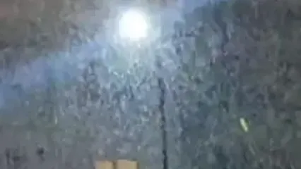 بارش برف در پردیس تهران در شب زمستانی