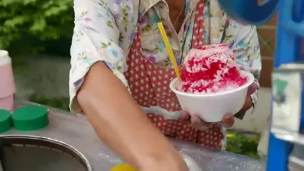غذای خیابانی در تایلند؛ برش نارگیل و تهیه بستنی رنگارنگ با آن در بانکوک