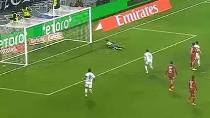 ویدئو: جایزه بهترین بازیکن زمین برای ستاره سابق رئال