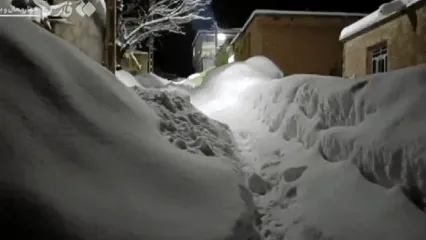 برف در کوهرنگ هم‌قدِ پشت‌بام‌ها شد