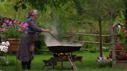 غذای روستایی در آذربایجان؛ تهیه مارمالاد با توت فرنگی های تازه