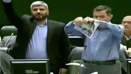 پاره کردن تصاویر سران غربیِ جسارت کننده به رهبری