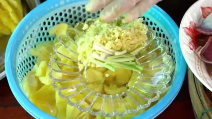 غذای روستایی در کامبوج؛ پخت یک غذای سنتی با اردک، آناناس و سبزیجات