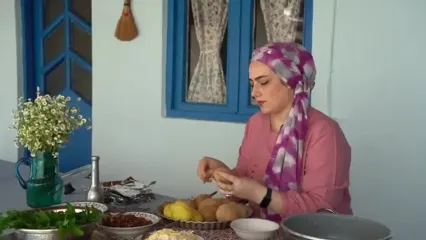 غذای روستایی در ایران؛ سیب زمینی پخته با سس قارچ و سوسیس در جنگل