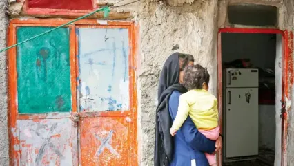 غذایمان سیب زمینی و تخم مرغ است؛ مدت هاست گوشت و مرغ نخورده ایم / از این روستا فقط یک نفر توانسته به دانشگاه برود/ فقر اجازه پیشرفت در زندگی را نمی دهد