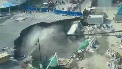 فیلم پربازدید از شکاف وحشتناک و ناگهانی زمین در شانگهای