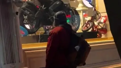 تصویر یک جوان ایرانی پشت ویترین که خیلی حرف‌ها دارد