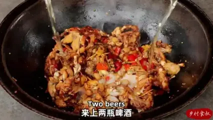 غذای روستایی در چین؛ پخت خوراک با قورباغه گاوی و سبزیجات در روستا