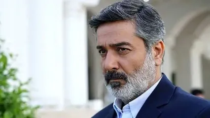 فیلم حضور پررنگ بازیگران زن و مرد در مراسم ختم مادر حمیدرضا پگاه / تیپ و استایل سیاهپوش مونا گرمی ، شقایق فراهانی ، سپند امیرسلیمانی ، امیرمحمد زند و دیگر بازیگران