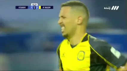 ضربه سر خطرناک پدرو هنریکه از کنار دروازه استقلال به بیرون رفت