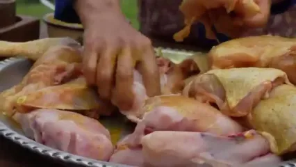 غذای روستایی در ایران؛ پخت مرغ بریان با آلبالو پلو همراه با سالاد شیرازی