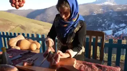 غذای روستایی در ایران؛ پخت نان تازه و کوفته با مرغ