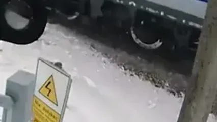 برخورد دو قطار با خودروی گیرکرده در تقاطع همسطح