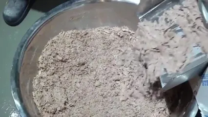 غذای خیابانی در کره؛ مراحل پخت کیک برنجی شکلاتی در سئول