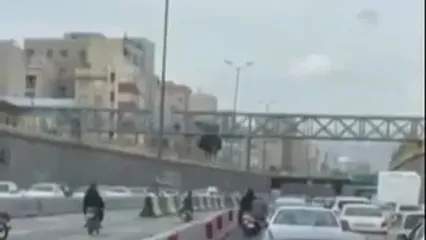 موبایل‌قاپی در ترافیک اتوبان امام علی؛ فیلم جنجالی