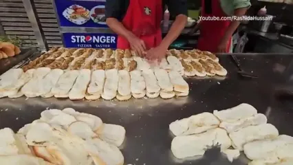 غذای خیابانی در پاکستان؛ مهارت آشپز خیابانی در تهیه برگر با تخم مرغ در کراچی
