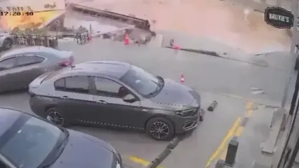 ببینید ی هولناک از لحظه بلعیدن ۲ فروشگاه توسط یک گودال!