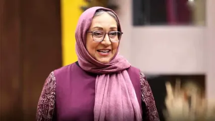 مریم سعادت: با پیر شدنم خداوکیلی هیچ مشکلی ندارم اگه مشکل داشتم موهامو رنگ می کردم/ همیشه دلم میخواست زود پیر بشم ولی یه عده می خوان تو ذوقت بزنن