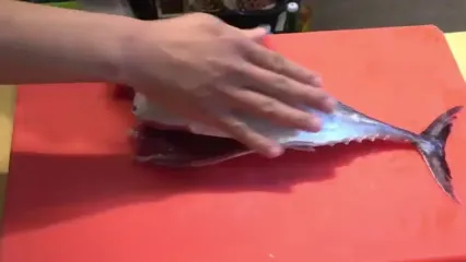 غذای خیابانی در تایوان؛ برش استادانه ماهی باله زرد و تهیه کباب و ساشیمی با آن در تایپه