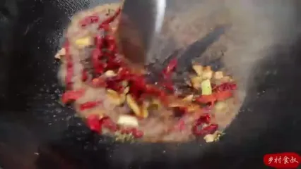 غذای روستایی در چین؛ صید ماهی کپور و پخت خوراک با آن