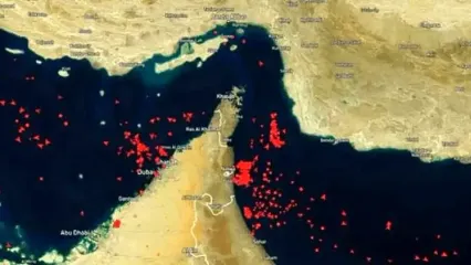 تصویری از صف کشتی‌ها برای عبور از تنگه هرمز