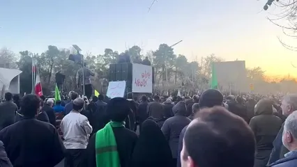 مرثیه مردم عزادار در مقابل سردر دانشگاه تهران