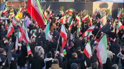 فیلم حضور پرشور مردم در میدان انقلاب تهران / فتنه های دشمن بی اثر است