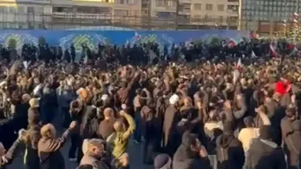 مردم حاضر در میدان انقلاب شعار انتقام سر دادند