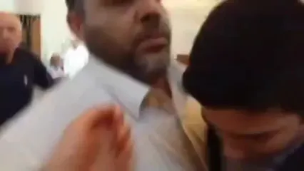 یک کودک فلسطینی تبار در یکی از مساجد اردن، از کشورهایی که در جنگ با اسرائیل به فلسطین کمک کردند تشکر می‌کند