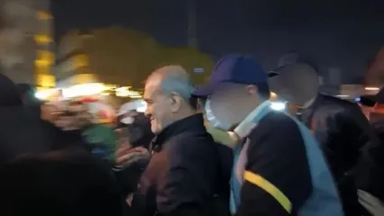 بدون واسطه و در دل مردم؛ تصاویری از حضور میدانی پزشکیان در تجمعات امشب
