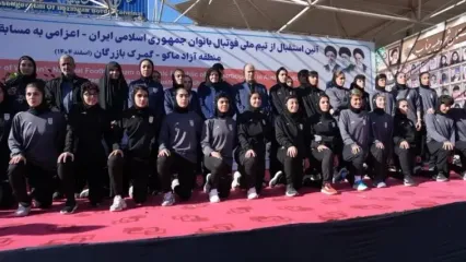 فیلم استقبال مردم از اتوبوس فوتبالیست های بانوان ایران در میدان ولیعصر تهران