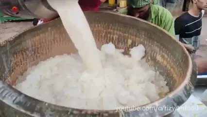 غذای خیابانی در پاکستان؛ تهیه میلک شیک موز و انبه در کراچی