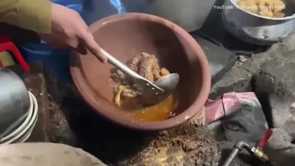 غذای خیابانی در پاکستان؛ طبخ سیری پای (کله پاچه) برای صبحانه در پیشاور