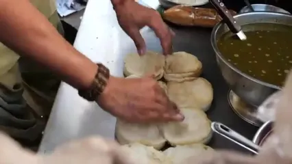 ببینید؛ غذای خیابانی در پاکستان؛ پخت برگر با تخم مرغ در کراچی