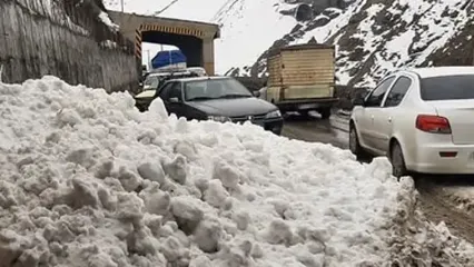 فیلم بارش برف و باران در محور کرج کندوان؛ برف‌ روبی و نمک‌ پاشی راهداران در تونل کندوان
