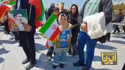 تجمع مردمی و آماده سازی برای مراسم به اهتزاز در آمدن پرچم جمهوری اسلامی ایران در باغ کتاب