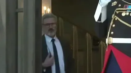 استقبال عجیب و بیش از حد خودمانی مکرون از ملونی!