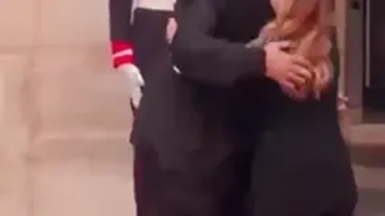 نخست وزیر آلبانی بار دیگر خبرساز شد/ زانو زدن مقابل جوجیا ملونی