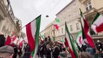 تجمع در وین با پخش مداحی «بزن که خوب می‌زنی»