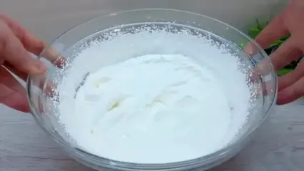 طرز تهیه یک بستنی ساده و خوشمزه با موز و خامه