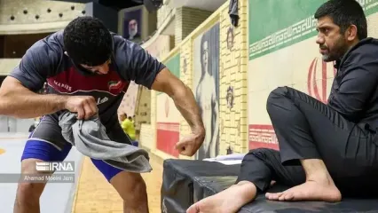 تصاویر حرکت نمایشی علیرضا دبیر همه جا را پر کرد