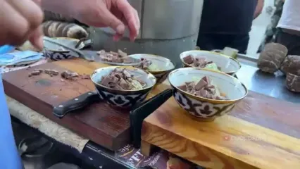 غذای خیابانی در ازبکستان؛ انواع کباب، سمبوسه، حلیم و کله پاچه در تاشکند