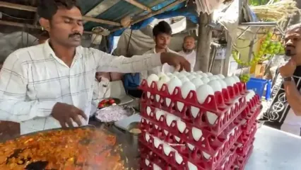 غذای خیابانی در هند؛ تهیه املت با تخم مرغ، گوجه فرنگی و پیاز در بمبئی