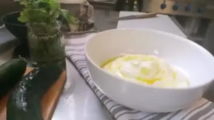 طرز تهیه ماست و خیار یونانی زاتزیکی خوشمزه و رستورانی