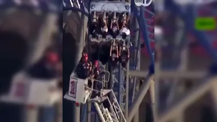 فیلم لحظه گرفتار شدن سرنشینان یک چرخ و فلک غول پیکر در هوا